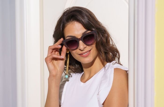 So cool! Nella storia degli occhiali Cat Eye si sono sempre aggiornati e rinnovati.