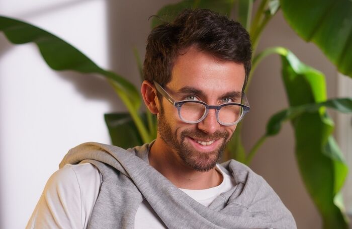 Arrotondato e con focale di media grandezza, preferito nella storia da personaggi creativi e con spirito libero, ridisegnato da OKKIA in nuovi stili di colarazioni.